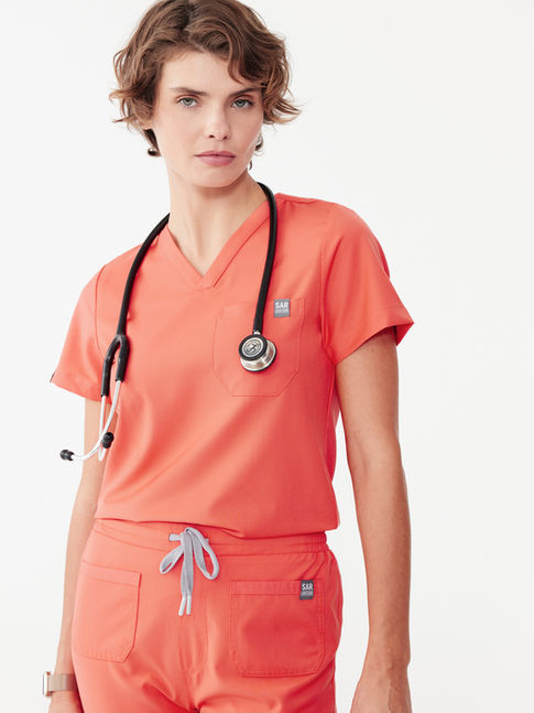Sar Infinity Genom Living Coral Kadın Scrubs Takım steteskop ile önden görünüm