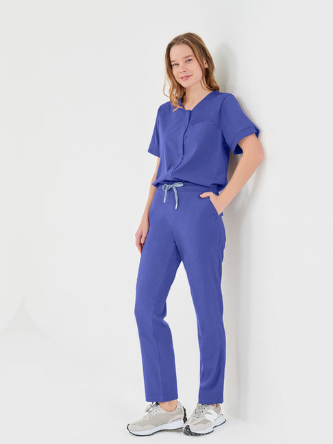 Refresh Eflatun Kadın Medikal Üniforma Takım – Ön görünüm kadın sağlık çalışanı üniforması