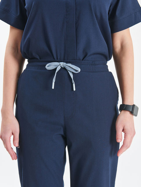 Lacivert kadın medikal scrubs pantolon bel detayı – ayarlanabilir kordonlu normal bel