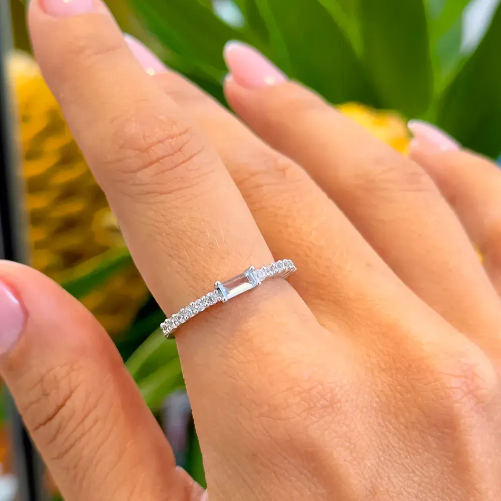 LUMIÈRE BAGUETTE RING