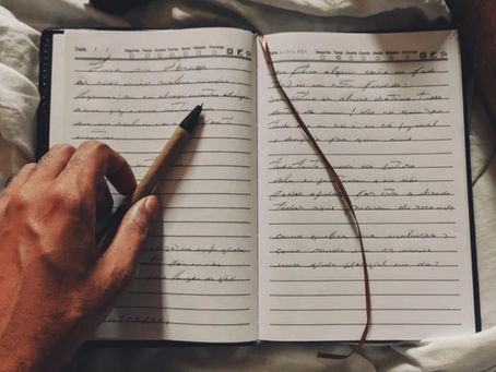 10 Journal prompts for travelling