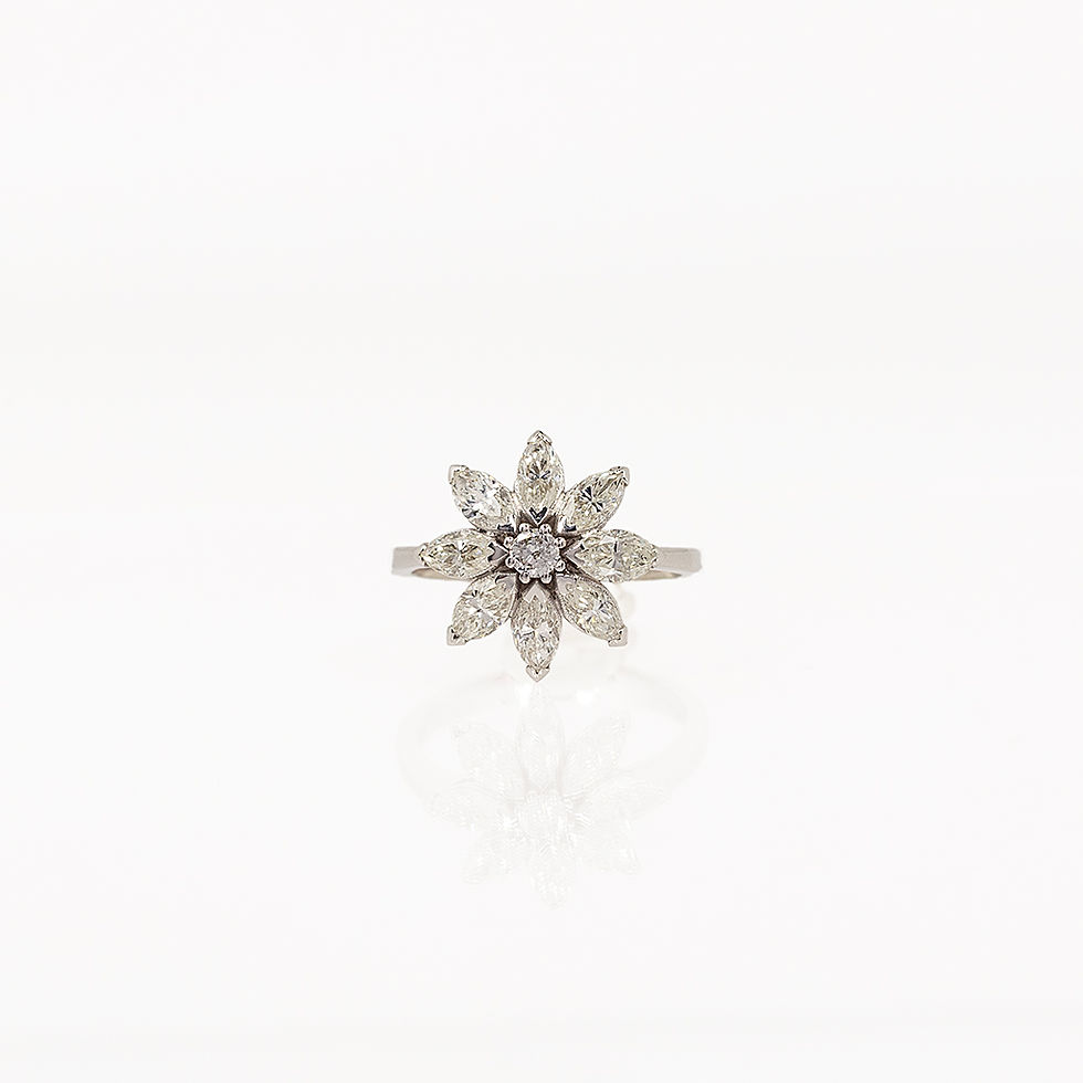 anello margherita in oro bianco con diamanti manifattura e design italiano anello di fidanzamento alternativo firenze