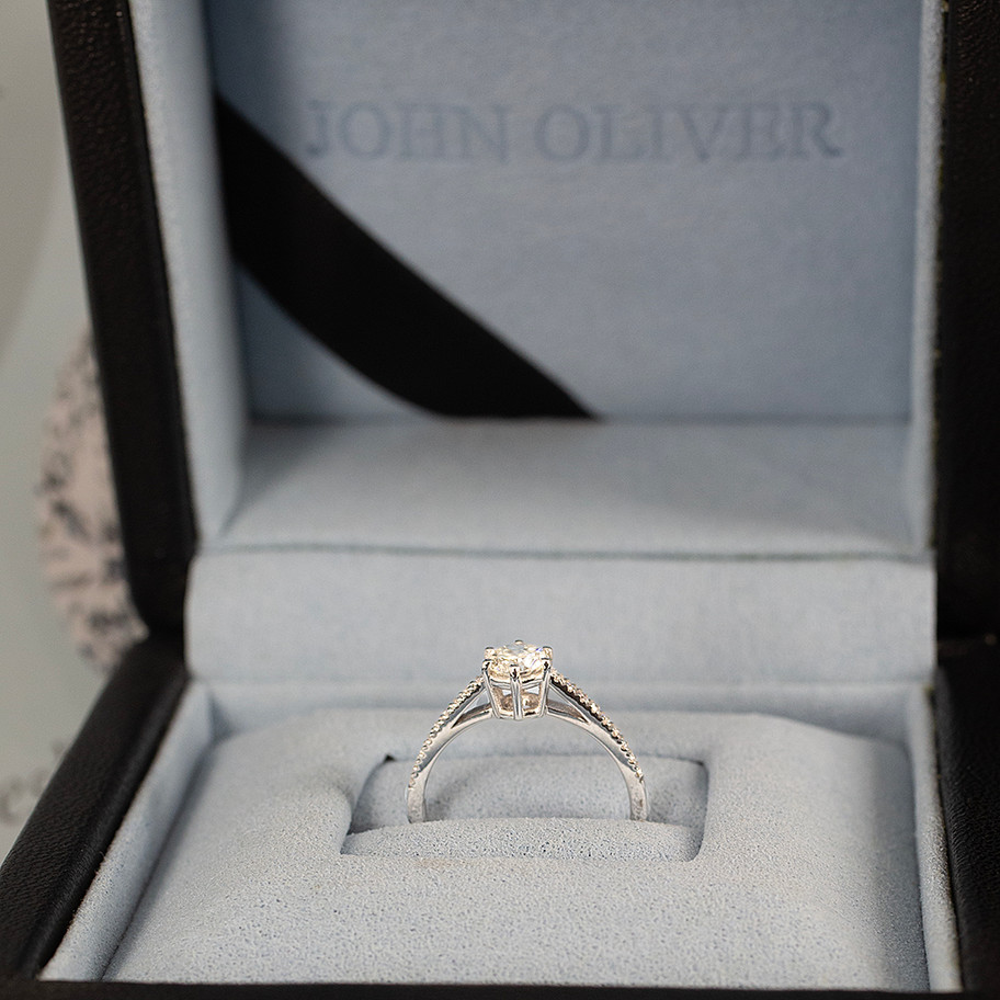 anello solitario in oro bianco con diamanti perfetto come anello di fidanzamento proposta di matrimonio