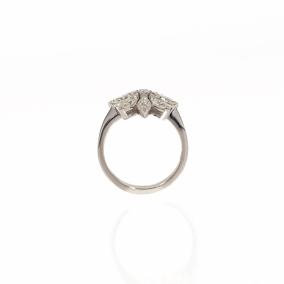 anello in oro bianco con diamanti marquise che formano una margherita, anello margherita firenze