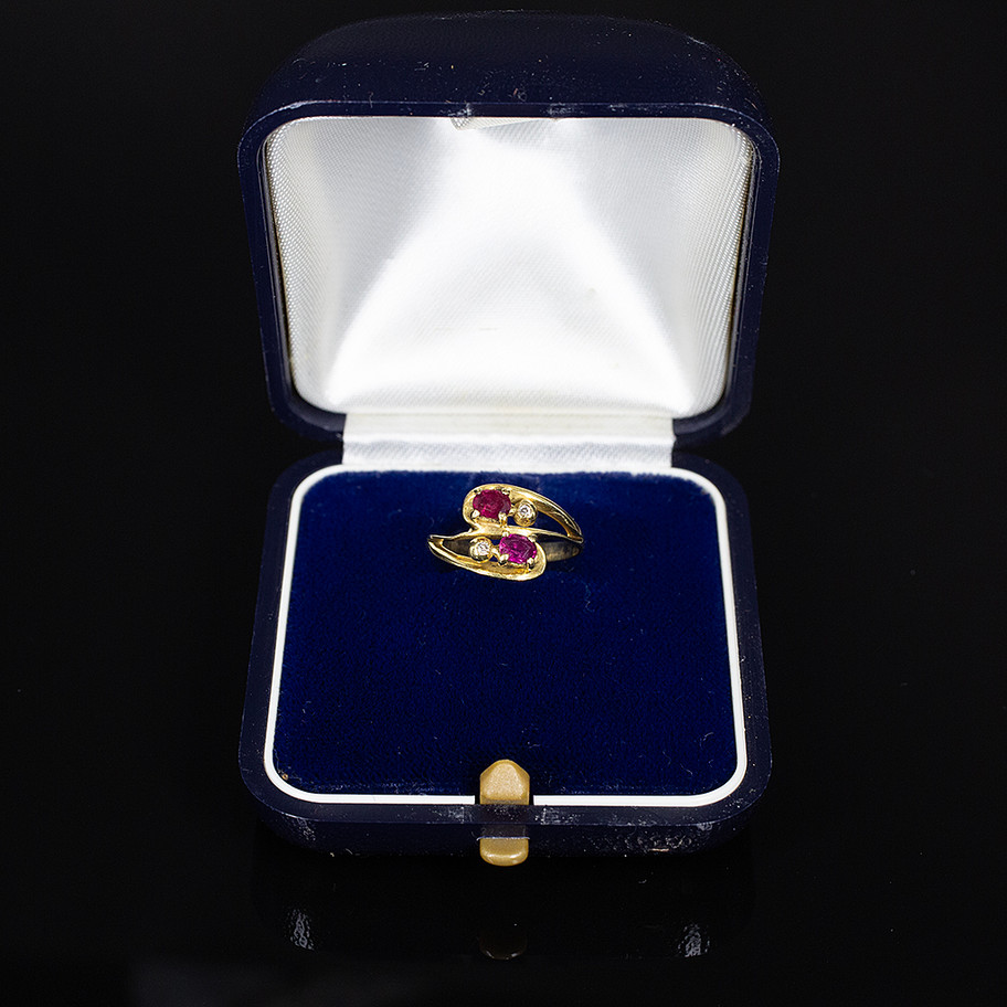 ANELLO VINTAGE IN ORO GIALLO CONTRARIE CON RUBINI JOHN OLIVER FIRENZE