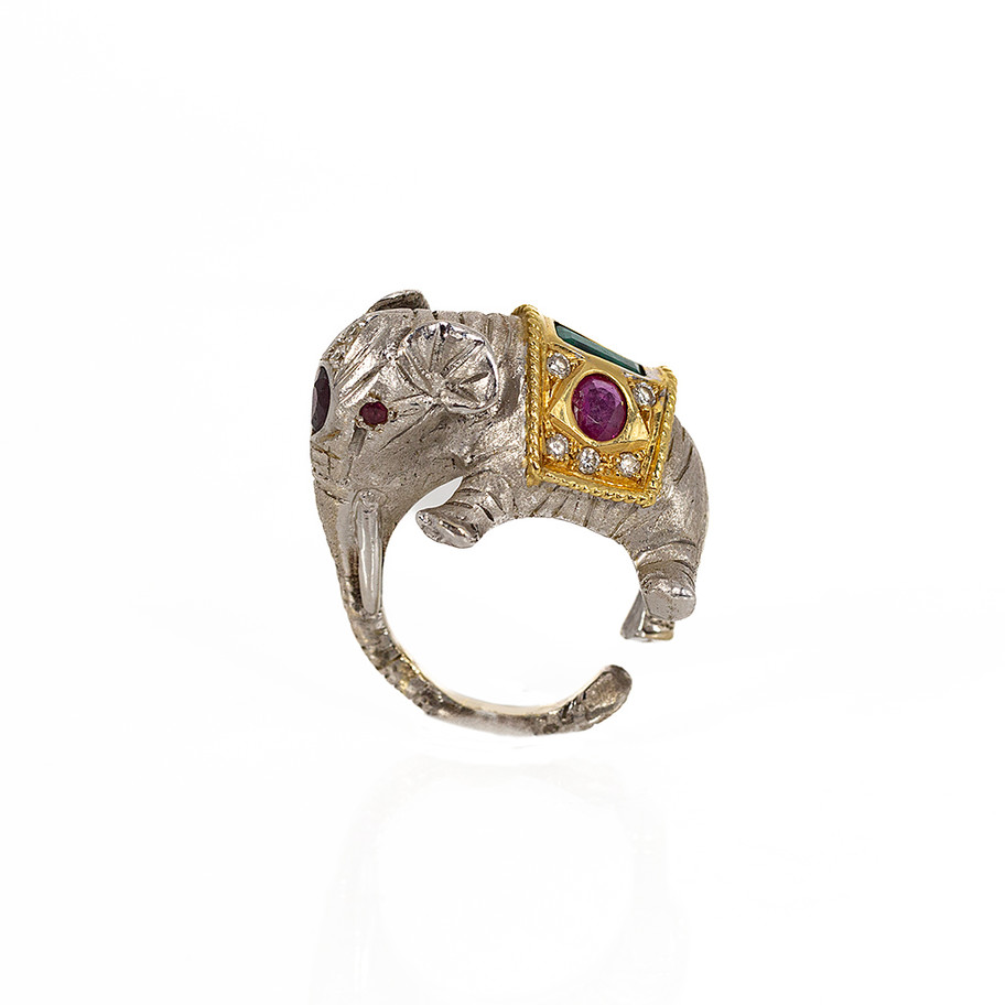 ANELLO SCULTURA ELEFANTE FIRMATO UGOLINI IN ORO BIANCO CON SMERALDO E RUBINI JOHN OLIVER GIOIELLERIA FIRENZE