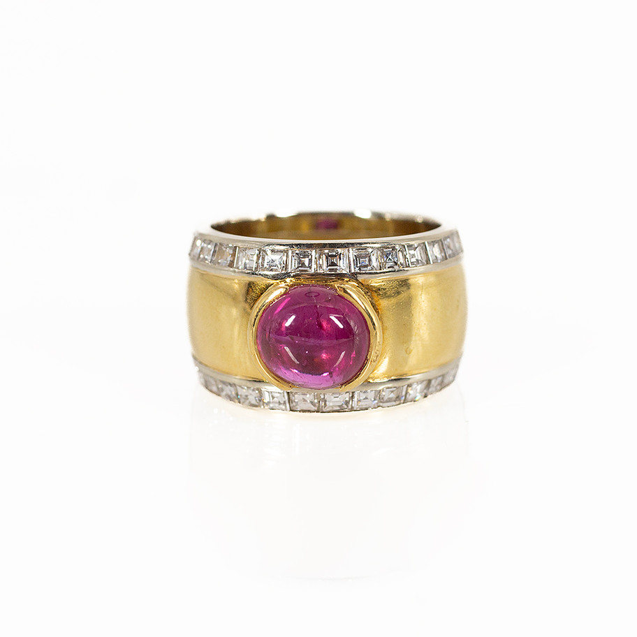 anello a fascia in oro giallo con rubino cabochion e diamanti John Oliver gioielleria firenze