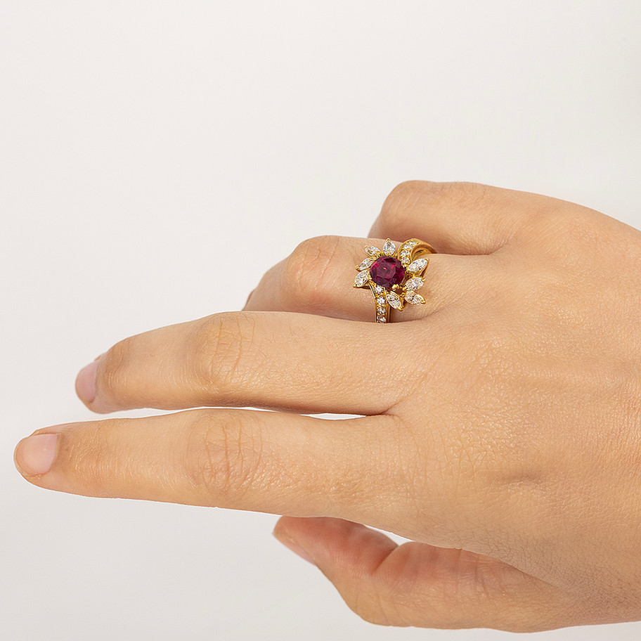 anello in oro giallo con diamanti marquise e rubino centrale John Oliver gioielleria firenze