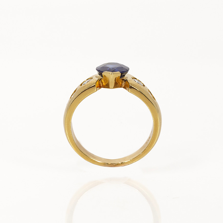 anello a fascia in oro giallo con diamanti e zaffiro taglio marquise