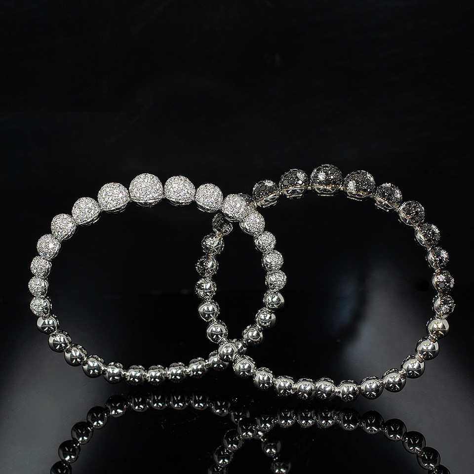BRACCIALE RIGIDO CHIUSURA A CALAMITA MOTIVI A SFERA IN ORO BIANCO CON PAVÈ DI DIAMANTI NERI DESIGN ITALIANO IDEA REGALO