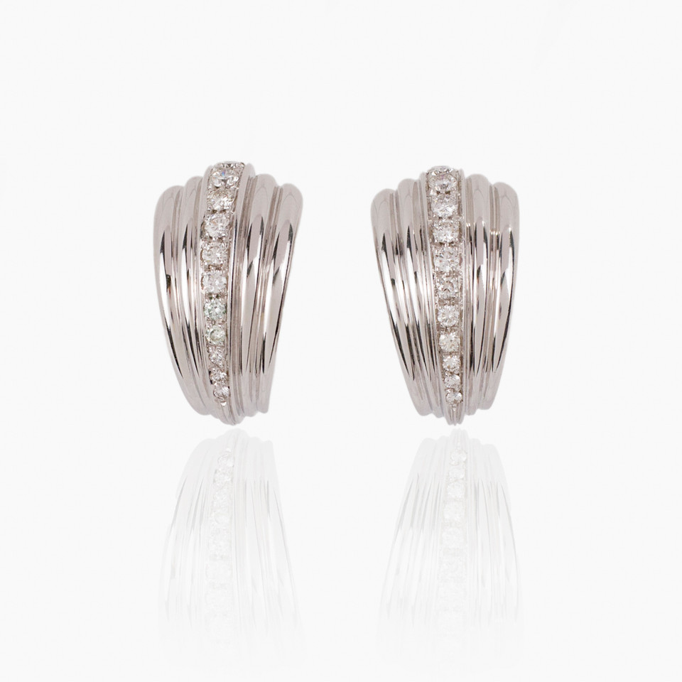 orecchini a clip in oro bianco con diamanti John Oliver gioielleria firenze