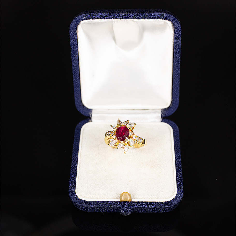 anello in oro giallo con diamanti marquise e rubino centrale John Oliver gioielleria firenze