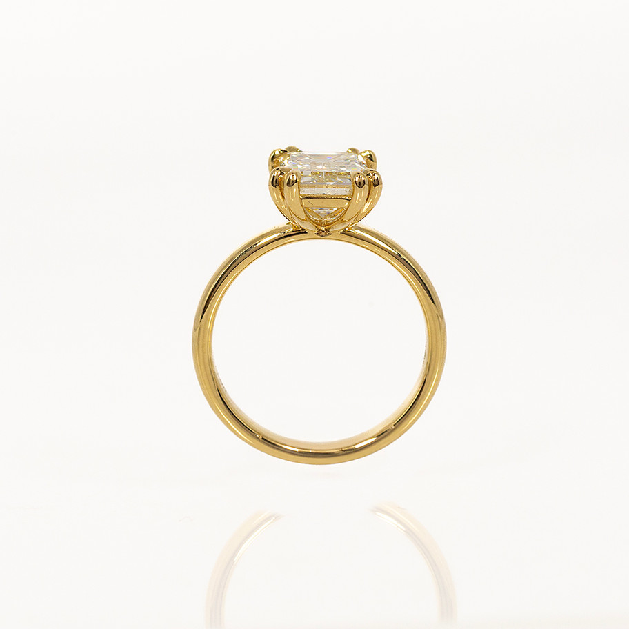anello solitario in oro giallo con diamante taglio smeraldo John Oliver gioielleria firenze