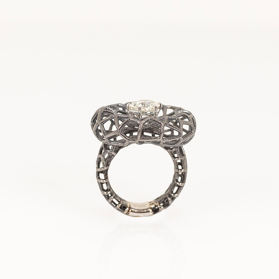 anello design moderno oro scuro diamante centrale