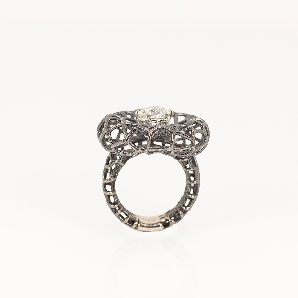 anello design moderno oro scuro diamante centrale