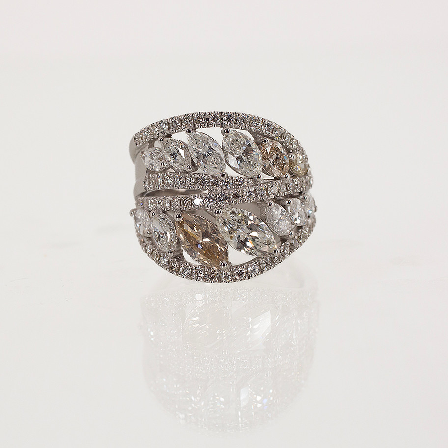 anello in oro bianco con diamanti taglio brillante e taglio marquise