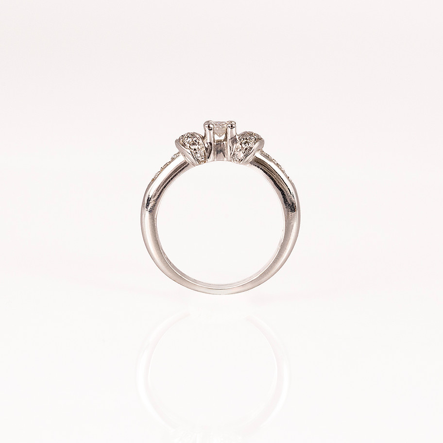 anello in oro bianco con diamanti con motivo vintage idea regalo san Valentino proposta di matrimonio john oliver firenze