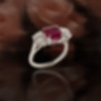 anello trilogy stile art deco in oro bianco con diamanti e rubino naturale centrale John Oliver gioielleria firenze