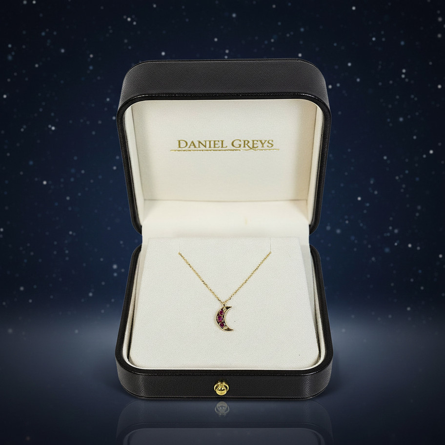 COLLANA IN ORO GIALLO CON PENDENTE LUNA CON DIAMANTI E RUBINI JOHN OLIVER GIOIELLERIA FIRENZE