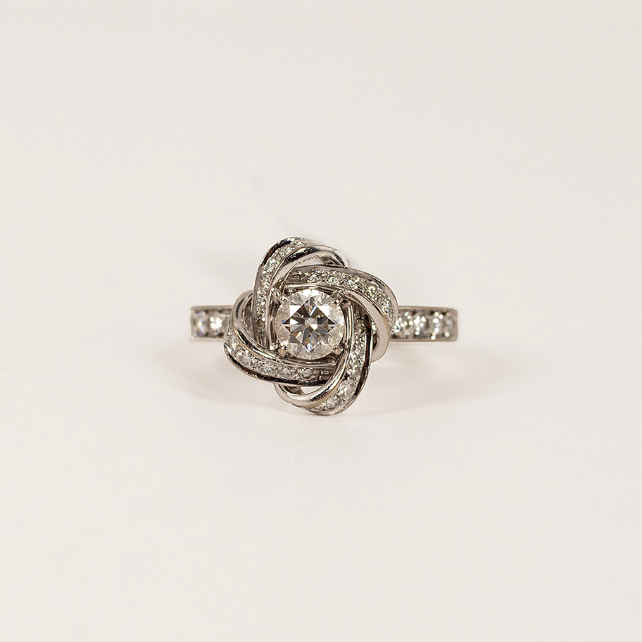 anello boucheron in oro bianco con diamanti con forma di rosa anello di fidanzamento John Oliver gioielleria firenze