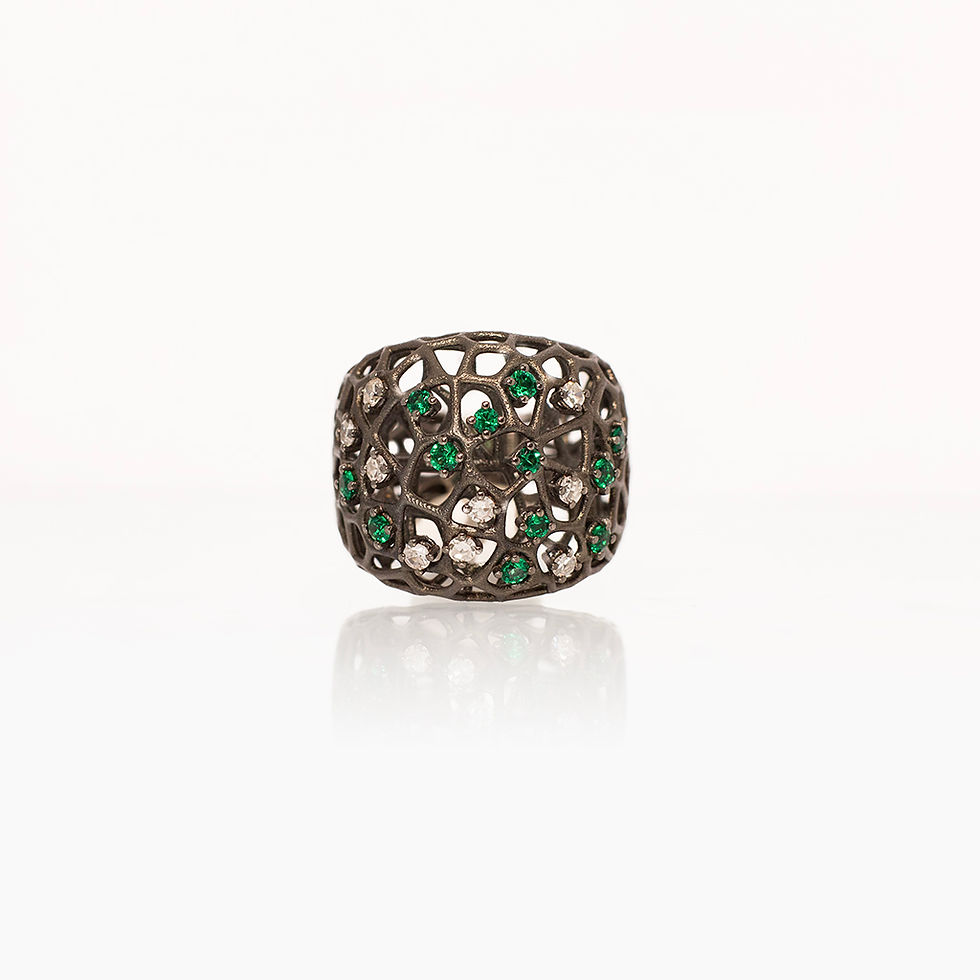 ANELLO DI DESIGN IN ORO BIANCO CRUNITO CON DIAMANTI E SMERALDI