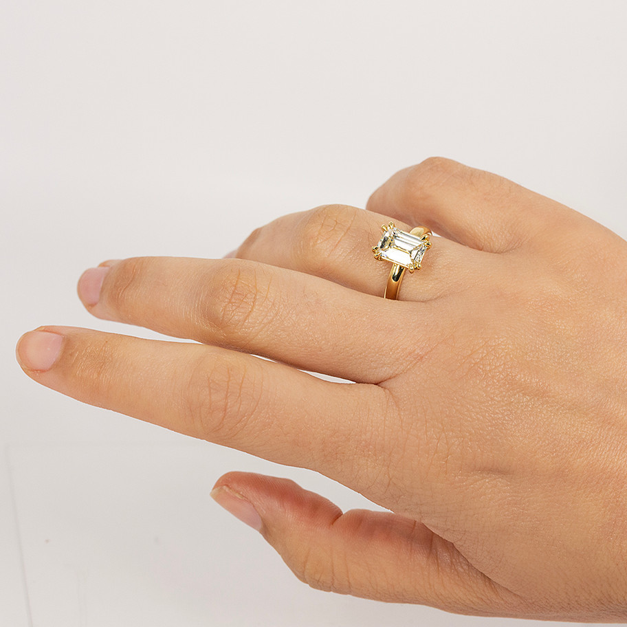 anello solitario in oro giallo con diamante taglio smeraldo John Oliver gioielleria firenze