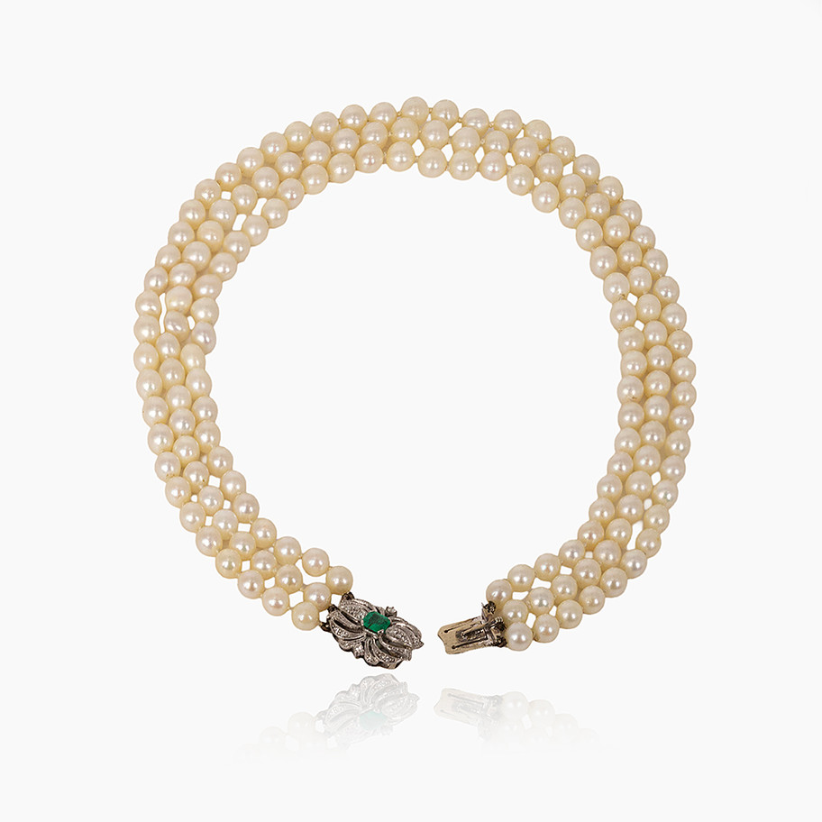 collier di perle con chiusura gioiello in oro bianco con diamanti e smeraldo John Oliver gioielleria firenze