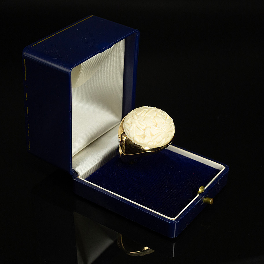 anello pomellato in oro giallo con decorazione a intaglio e diamante John Oliver gioielleria firenze