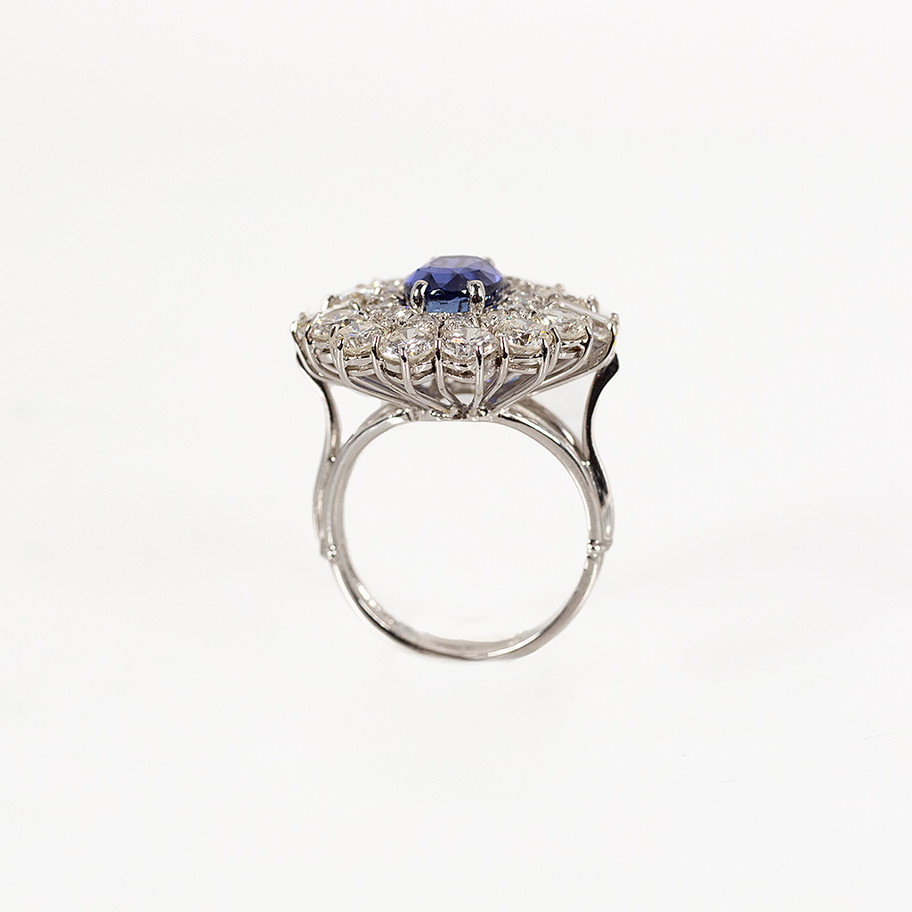 anello rosetta in oro bianco con diamanti e zaffiri John Oliver gioielleria firenze