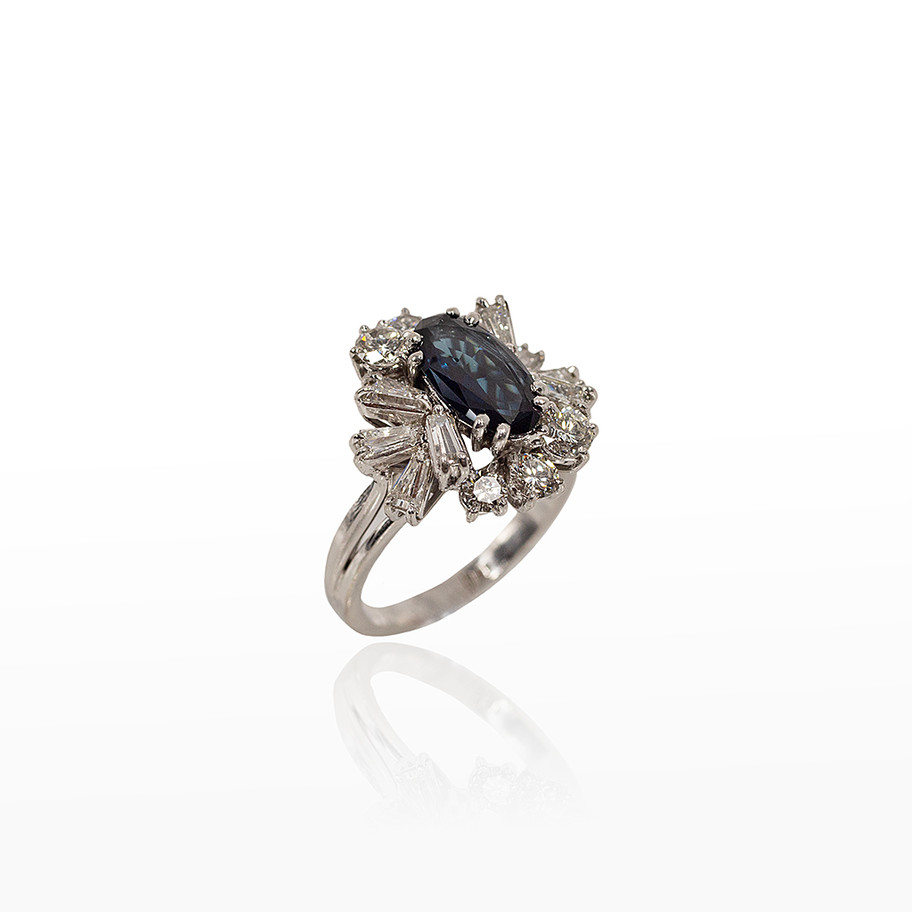 ANELLO IN PLATINO CON ZAFFIRO E DIAMANTI JOHN OLIVER GIOIELLERIA FIRENZE