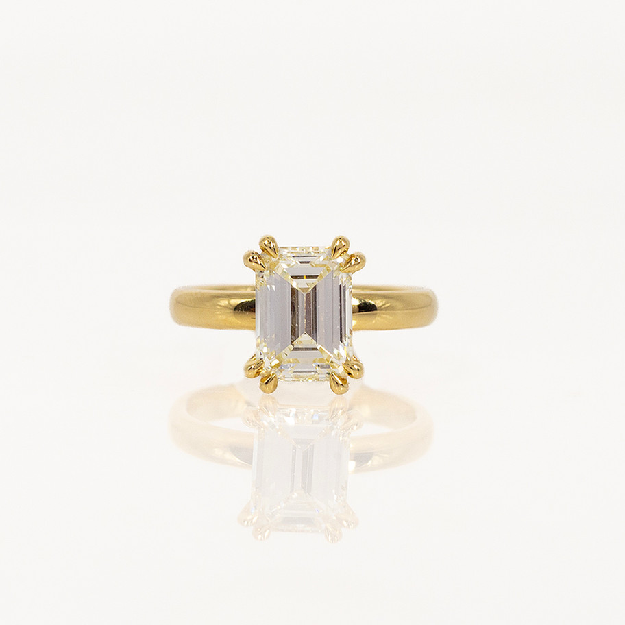 anello solitario in oro giallo con diamante taglio smeraldo John Oliver gioielleria firenze