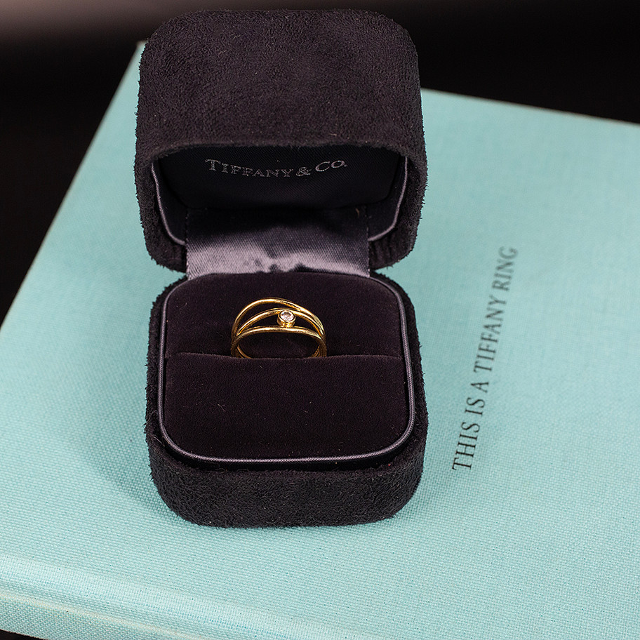 anello firmato tiffany onda a 3 righe in oro giallo con diamante John Oliver gioielleria firenze