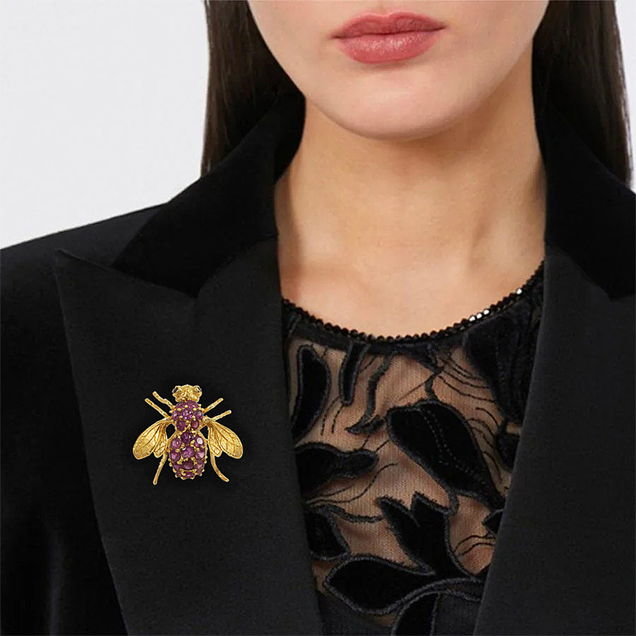 spilla in oro giallo a forma di ape con rubini