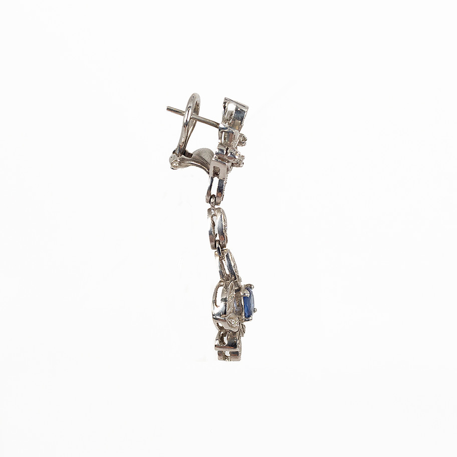 orecchini pendenti in oro bianco con zaffiri e diamanti John Oliver gioielleria Firenze