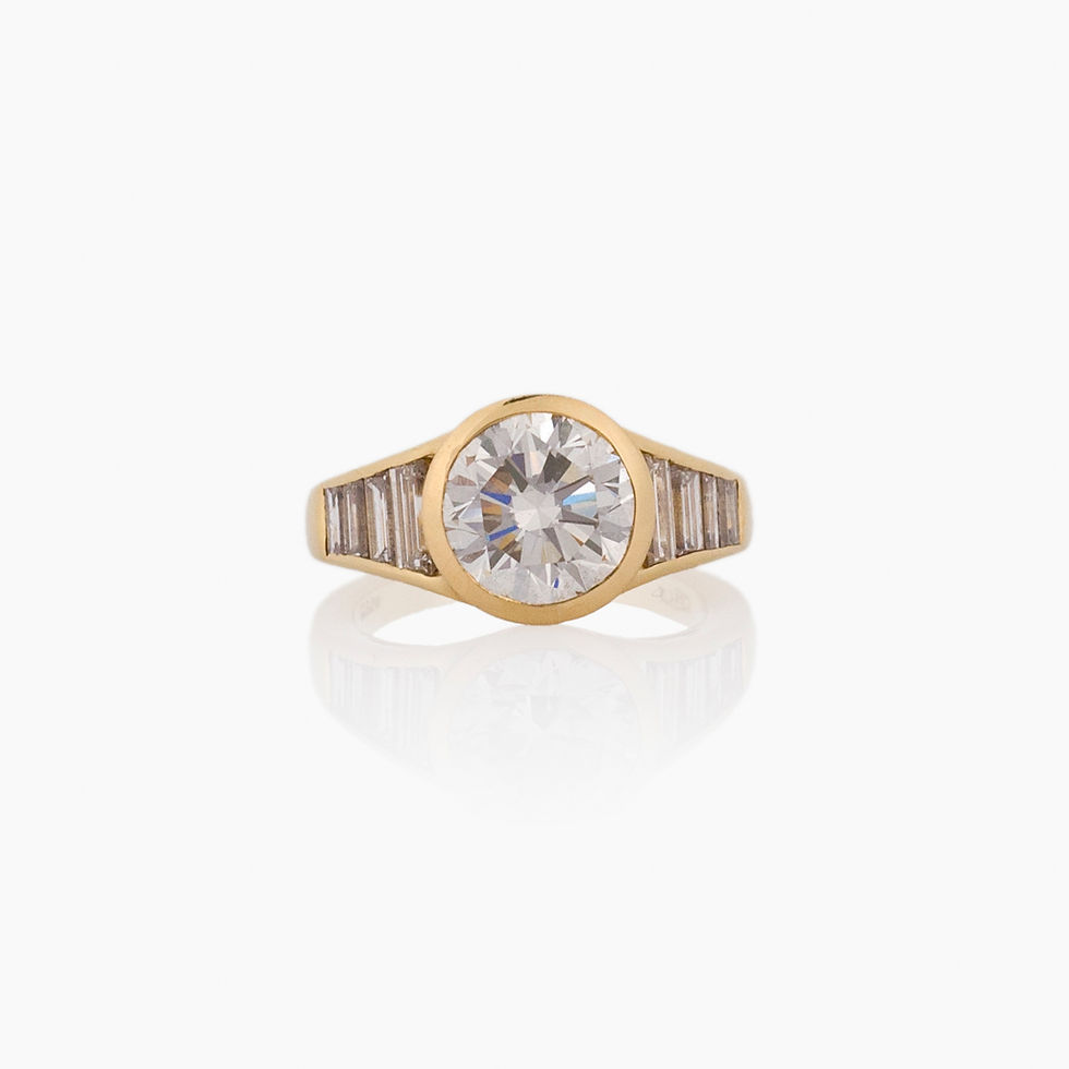 ANELLO SOLITARIO CON DIAMANTE CENTRALE E DIAMANTI LATERALI TAGLIO BAGUETTE ANELLO DI DESIGN ANELLO DI FIDANZAMENTO