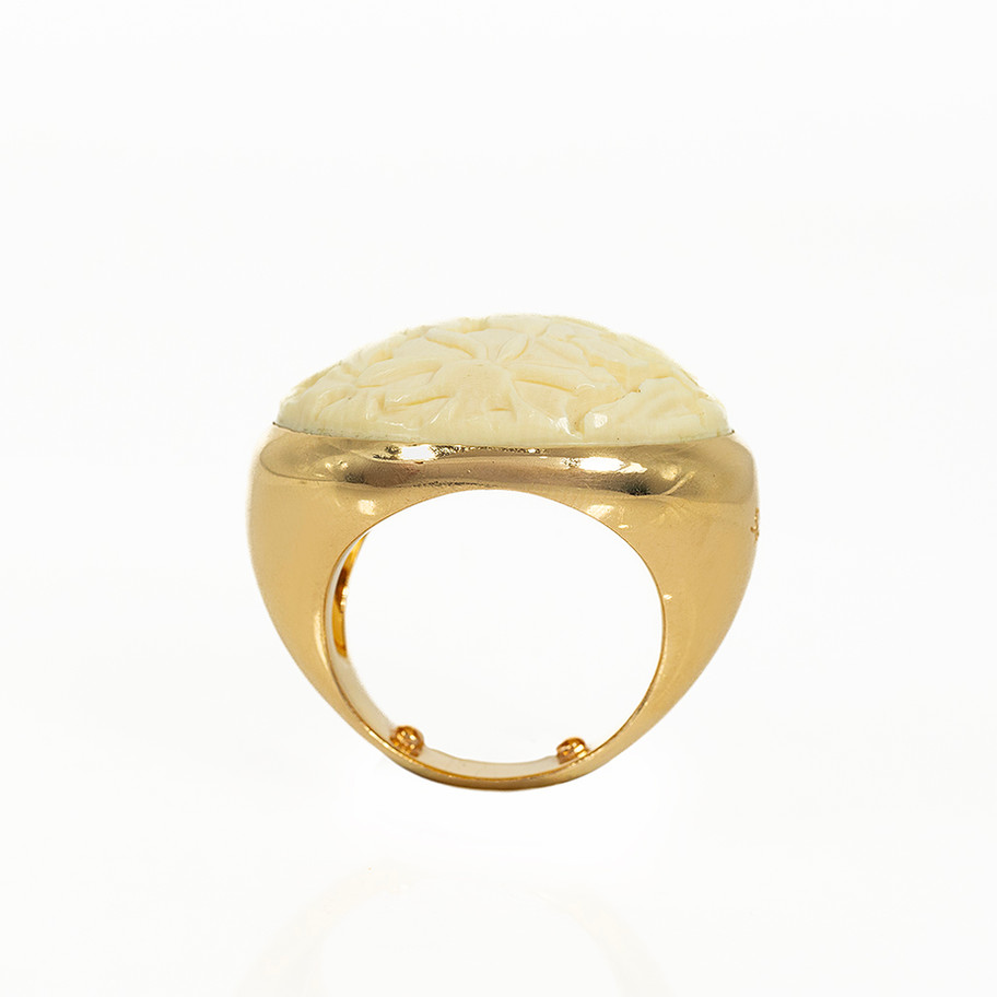 anello pomellato in oro giallo con decorazione a intaglio e diamante John Oliver gioielleria firenze