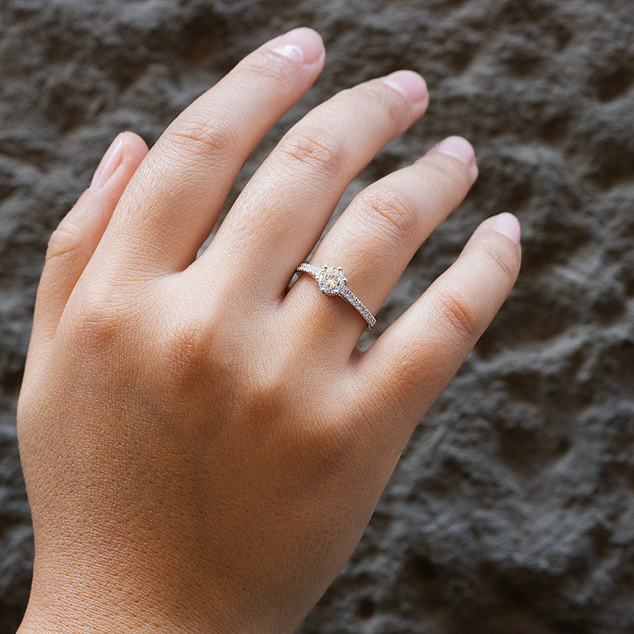 anello solitario in oro bianco con diamanti perfetto come anello di fidanzamento proposta di matrimonio