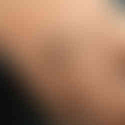 ANELLO IN ORO BIANCO CON SMERALDO E DIAMANTI IDEALE COME ANELLO DI FIDANZAMENTO ALTERNATIVO