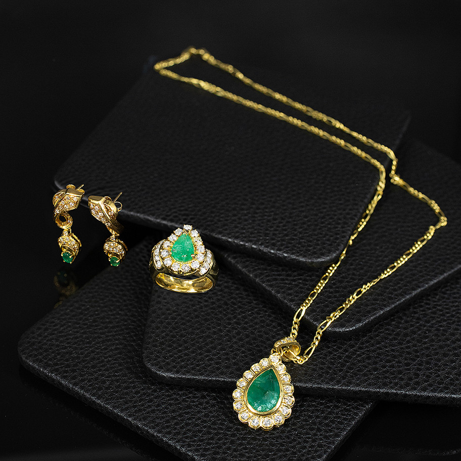 orecchini in oro giallo pendenti con smeraldo e diamanti John Oliver gioielleria firenze