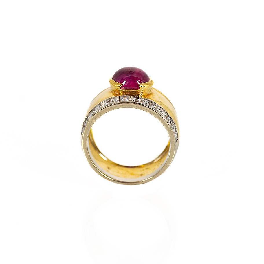 anello a fascia in oro giallo con rubino cabochion e diamanti John Oliver gioielleria firenze