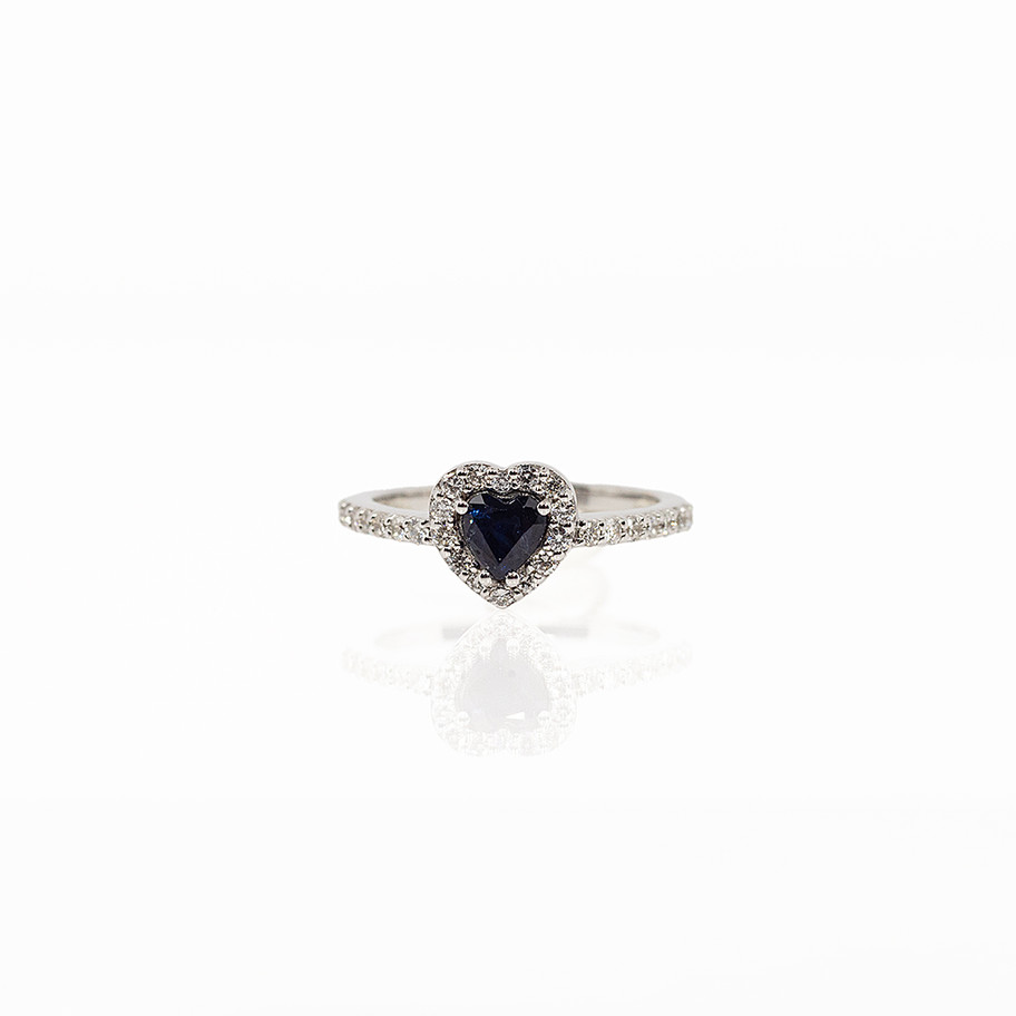 solitario con motivo a cuore con zaffiro e diamanti in oro bianco anello romantico fidanzamento firenze