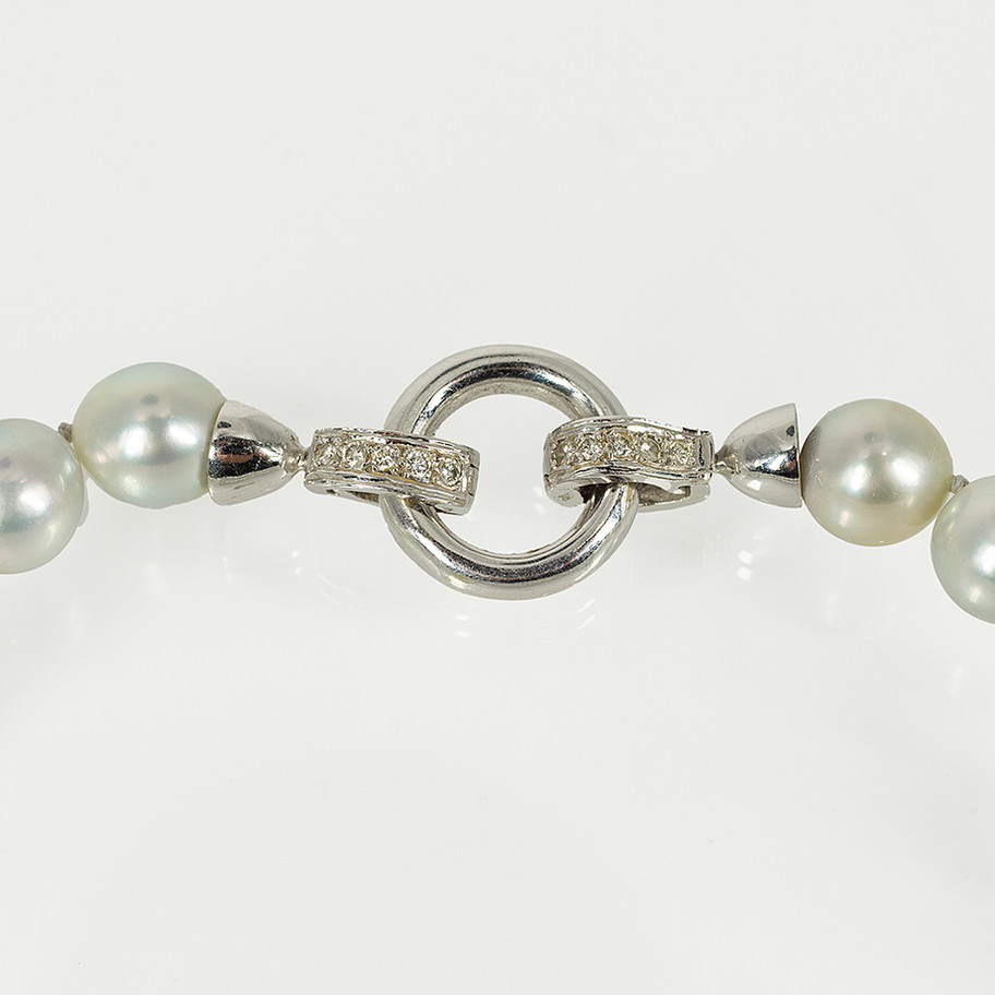 collier di perle naturali con chiusura in oro bianco con diamanti John Oliver gioielleria firenze