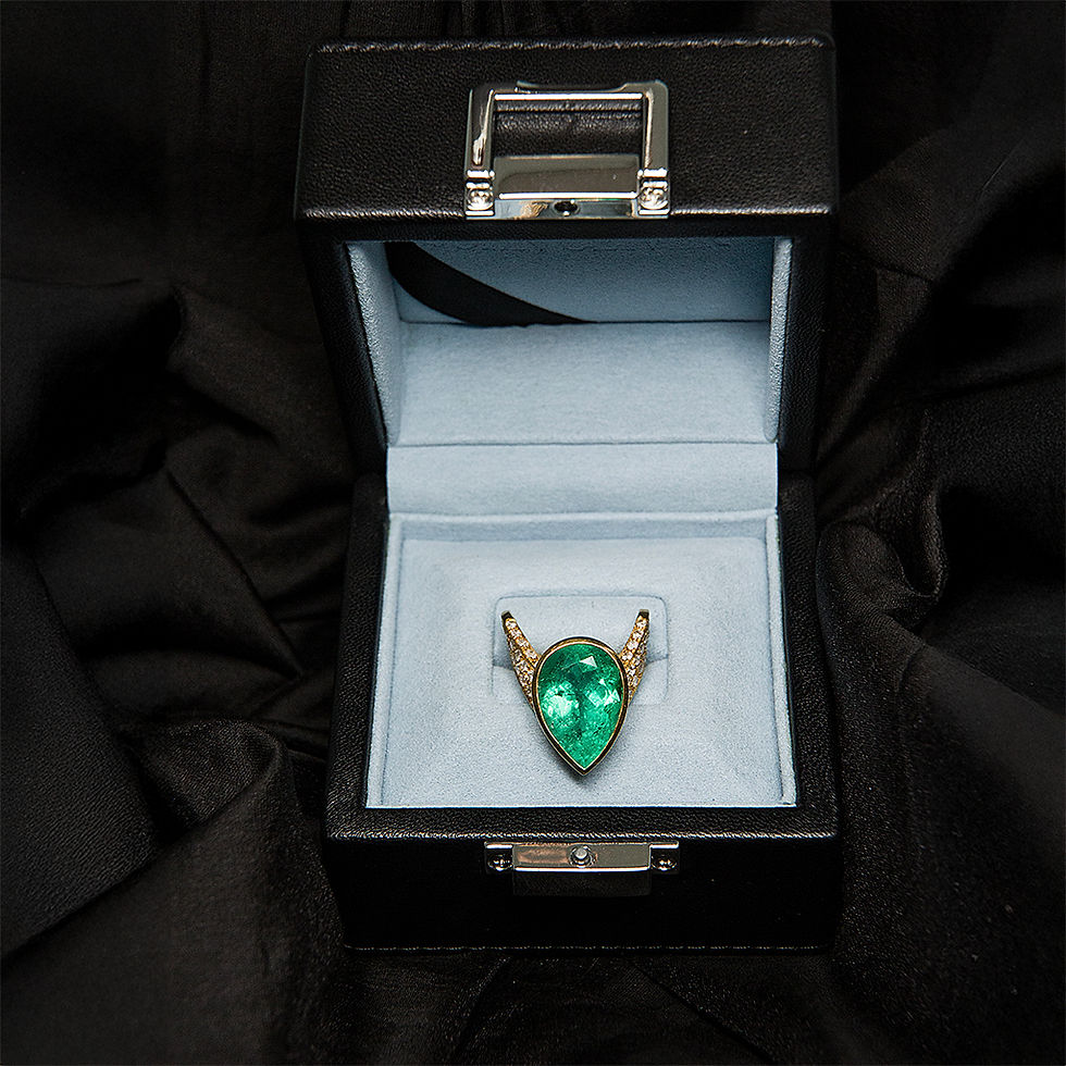 ANELLO IN ORO GIALLO CON FORMA A V CON SMERALDO  E DIAMANTI