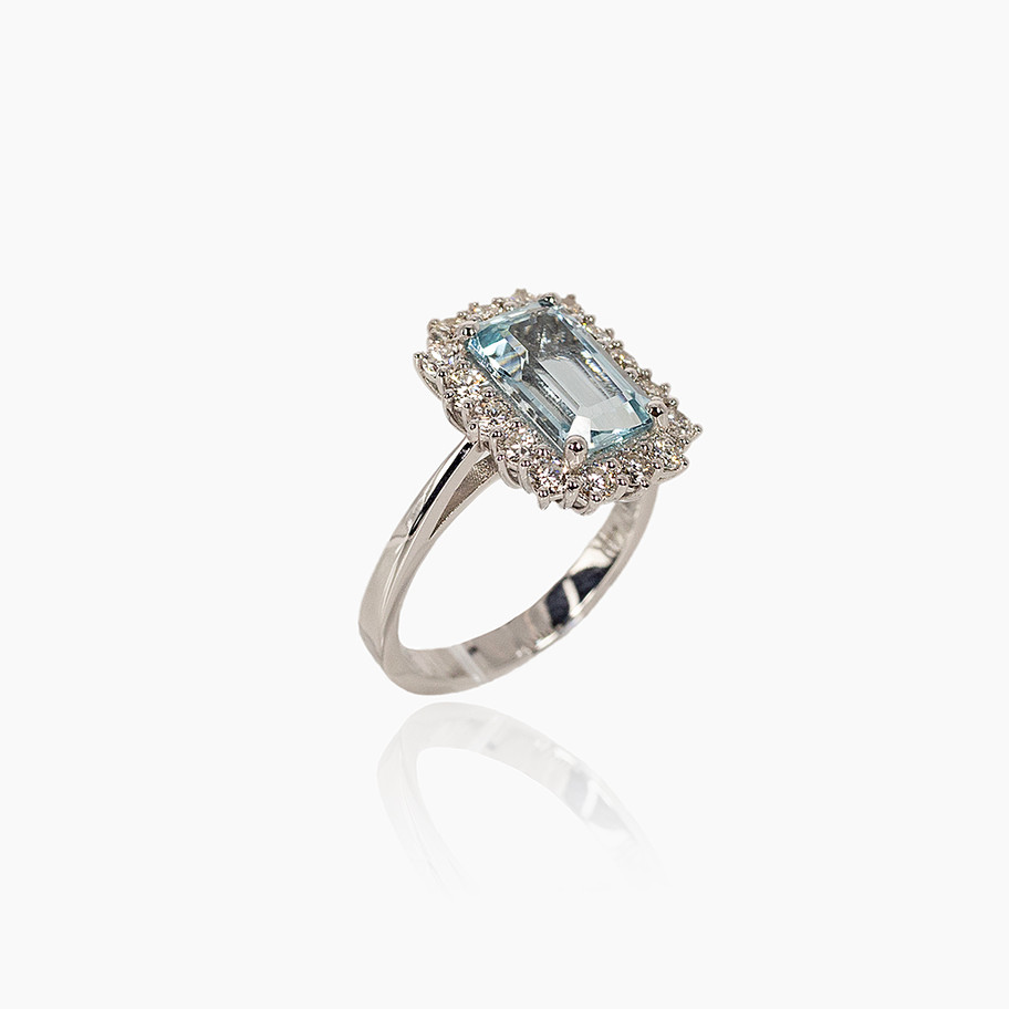 anello in oro bianco con pietra acquamarina e diamanti John Oliver gioielleria firenze