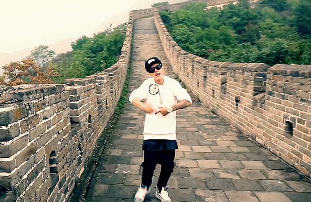 1386615797_justin-bieber-great-wall-lg.jpg