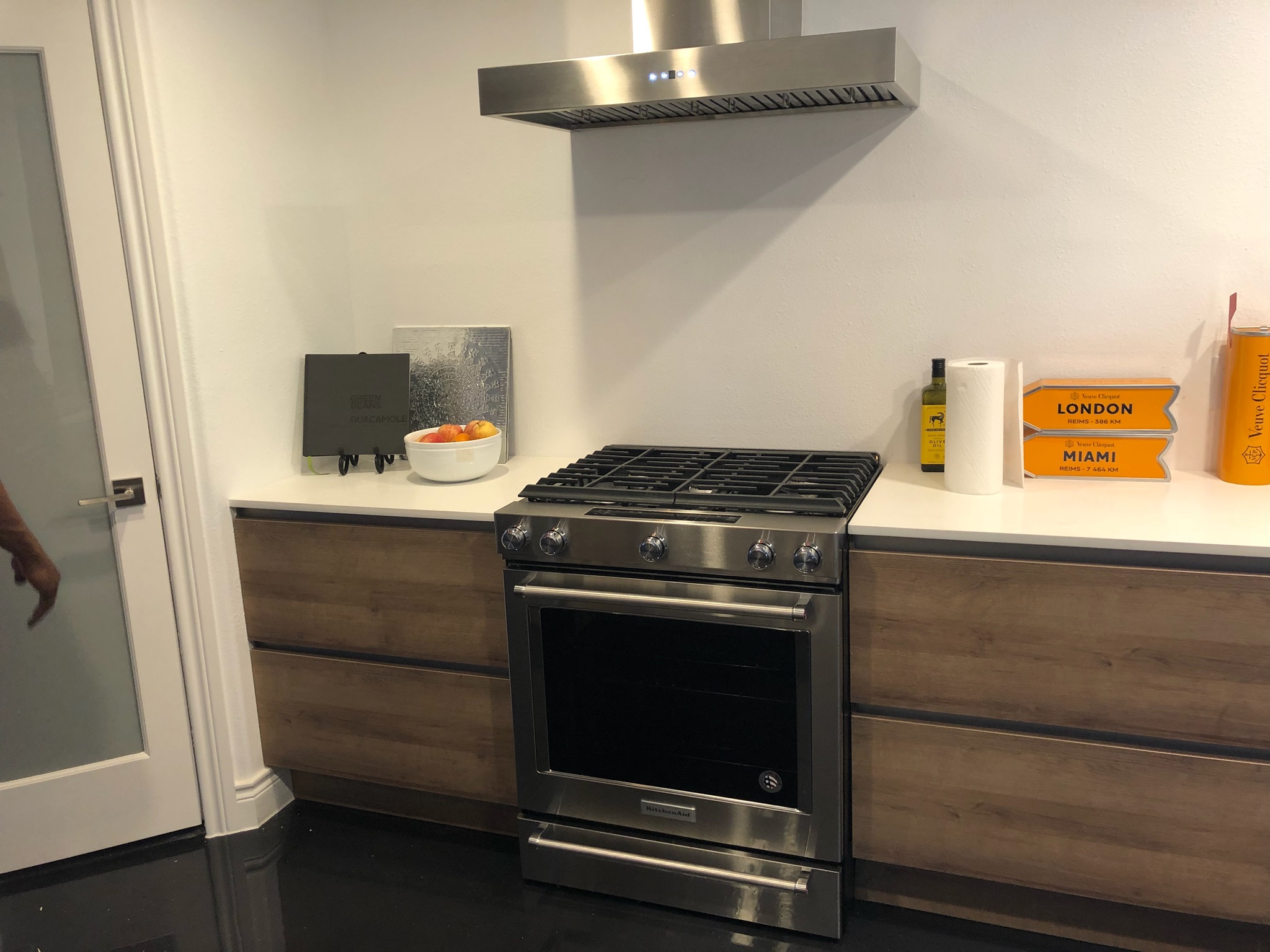 Line-N handleless kitchen cabinets