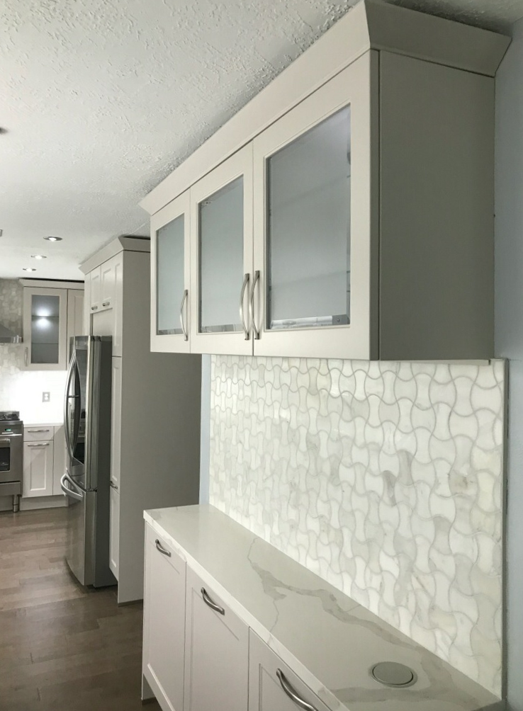kitchen cabinets/ traditional style