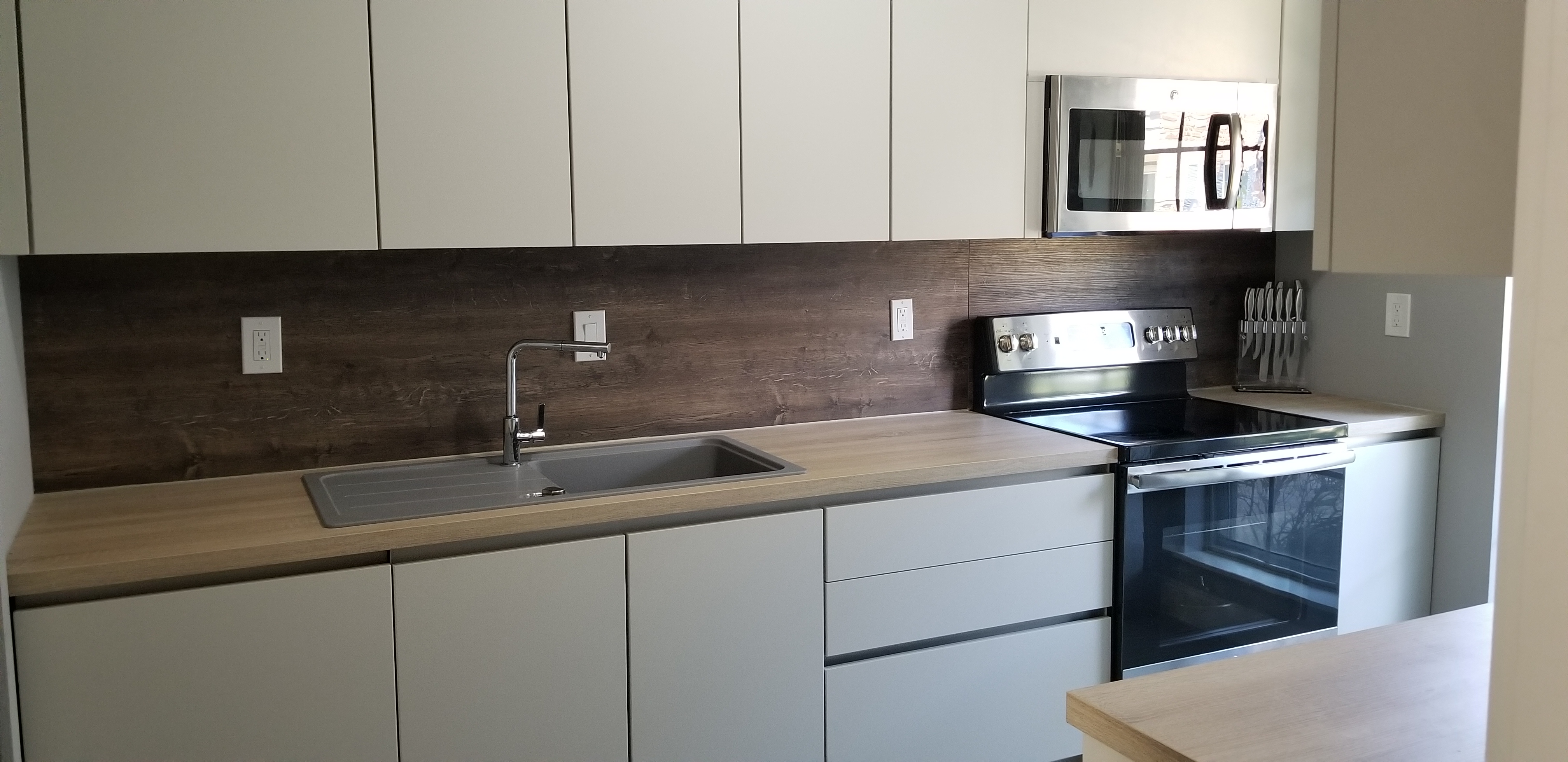 Modern handleless matt kitchen Katy