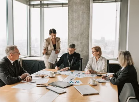 7 Effective Ways High Performers Can Manage Up and Influence Senior Leaders