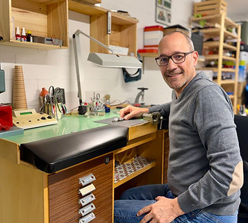 Fredi beim professionellen Uhrenbatteriewechsel in Winterthur